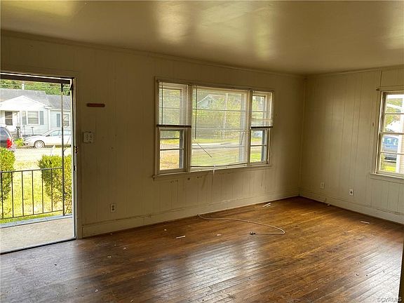 3rd image of 224 W Kalmia Ave
