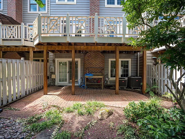10186 Castlewood Ln — Photo 32