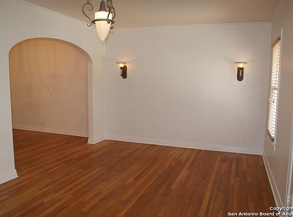 3rd image of 2248 W Magnolia Ave
