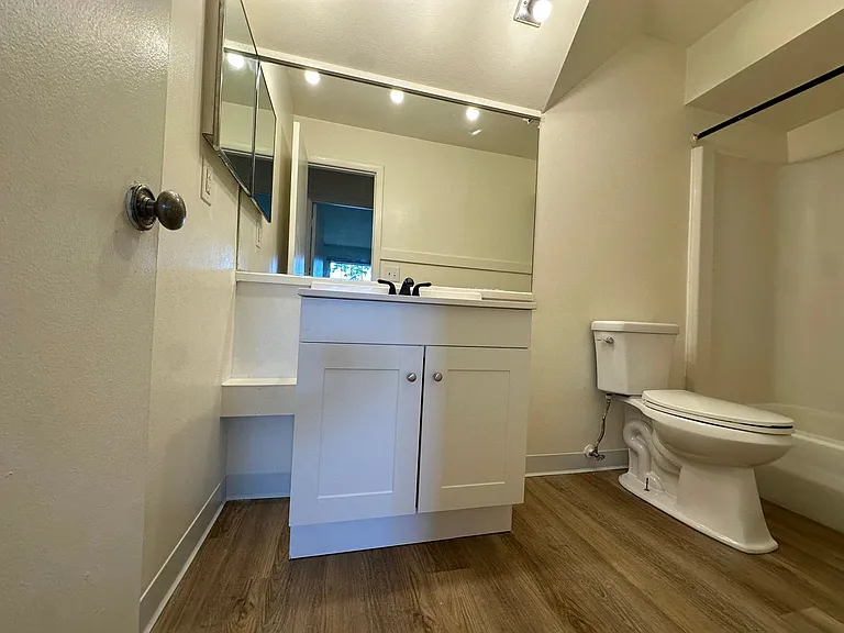 University Park Apartments near Cornell University — Photo 623