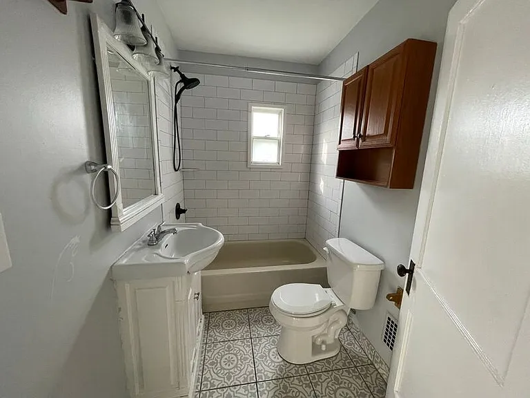921 Thomas Rd — Photo 7