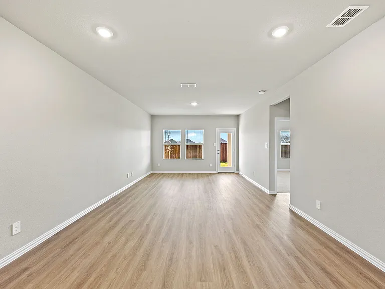 607 Clover Creek Dr — Photo 6