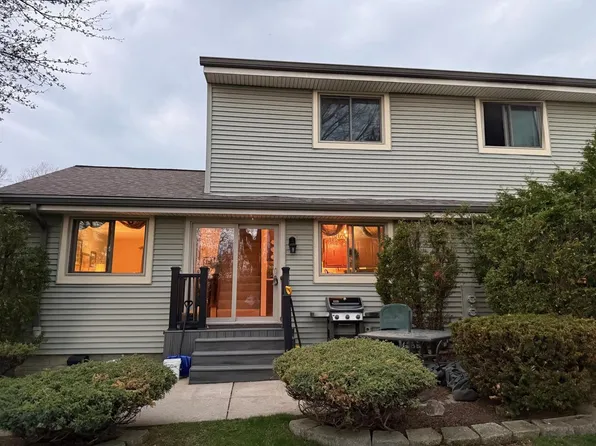 2200 East Excalibur COURT, Oak Creek, WI 53154