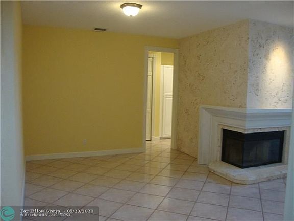 5th image of 200 NE 14th Ave APT 13