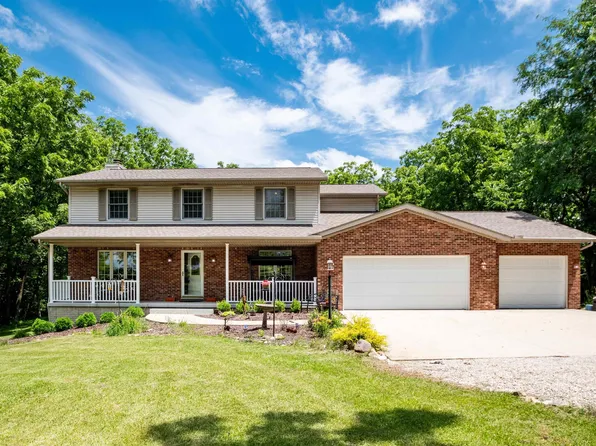 450 Townhall Rd, Germantown Hills, IL 61548