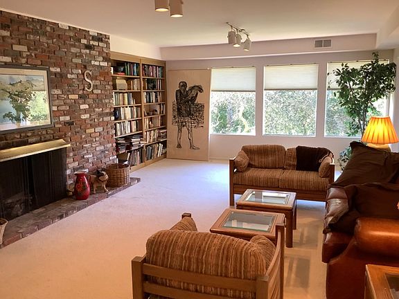 4th image of 15 Victor Park Ln #15