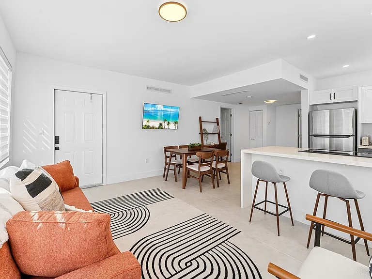 1144 SW 4th St #8 — Photo 3