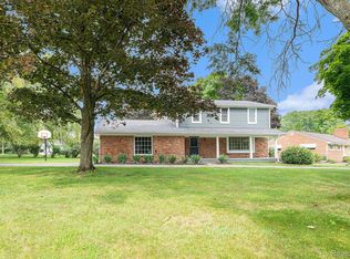 430 Willow Tree Ln, Rochester Hills, MI 48306