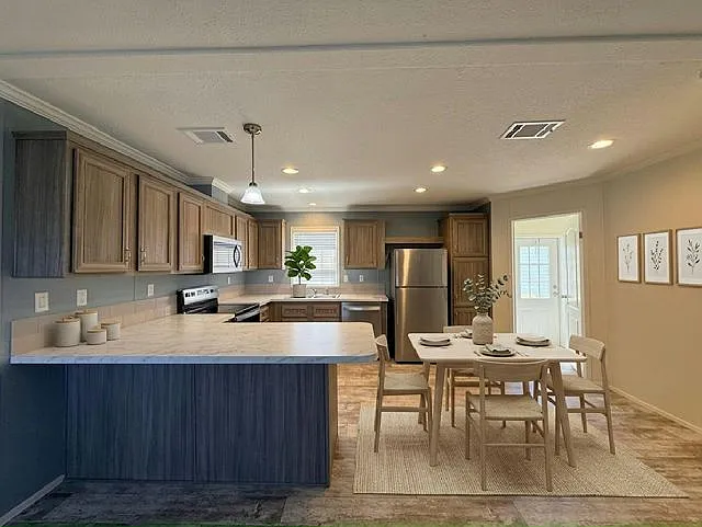 3 bed, 2.0 bath, 1344 sqft, $2,200 — Photo 3