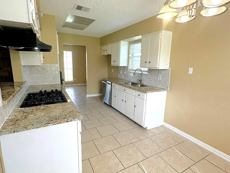 12210 Roandale Dr — Photo 3