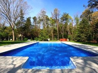17 Bay Ave W, Hampton Bays, NY 11946