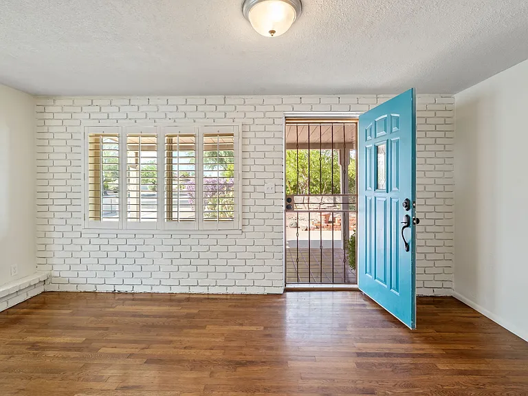 901 E Hearn Rd — Photo 5