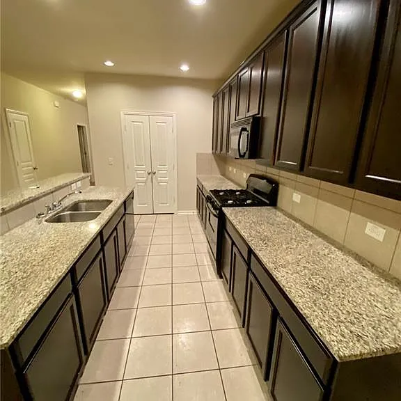 172 Hollis Ln — Photo 14