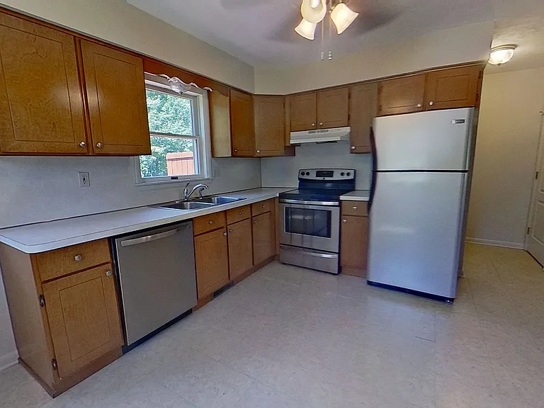 261 Ark Dr — Photo 3