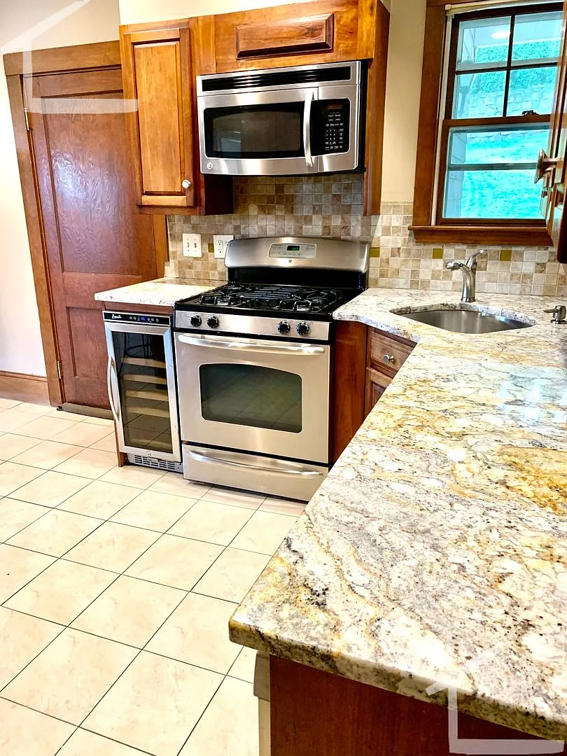 Huge, nicely renovated, pet friendly 3 bed unit! — Photo 1