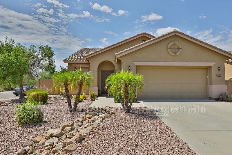 3 bed, 2.0 bath, 1581 sqft, $2,000 — Photo 2