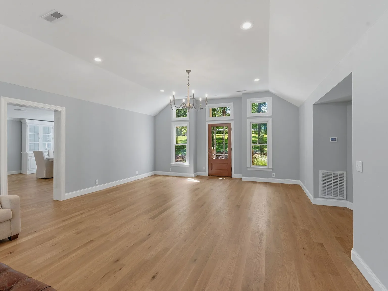 4 bed, 5103 sqft, $8,500 — Photo 3