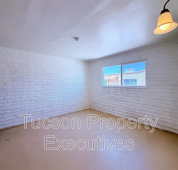 319 E Blacklidge Dr #2 — Photo 12
