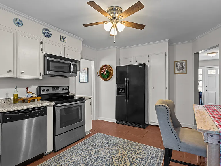 2100 Villa Dr — Photo 2