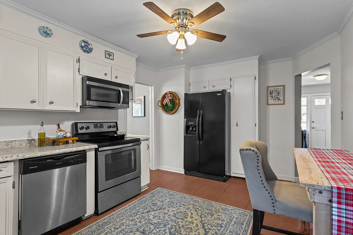 Building Photo - 2100 Villa Dr