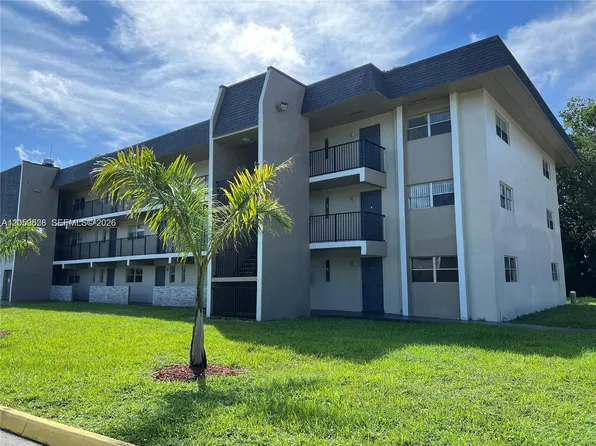 8000 Fairview Dr APT 301, Tamarac, FL 33321