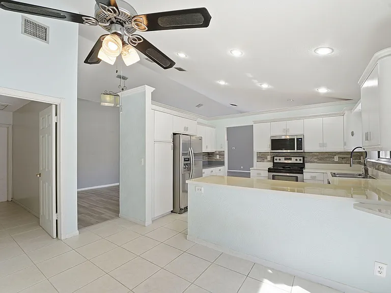 9284 Laurel Green Dr — Photo 12