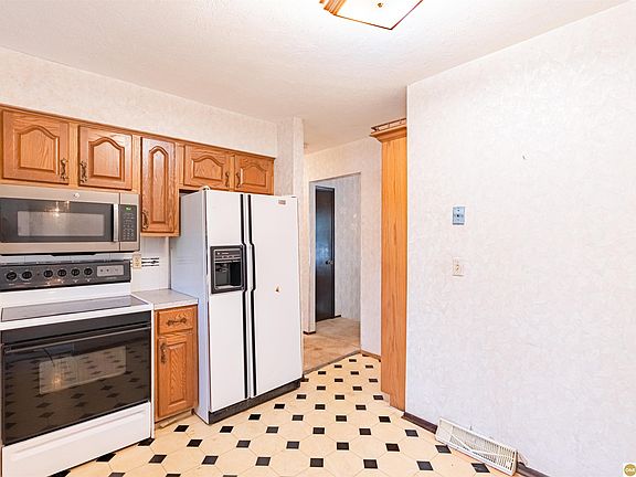 5th image of 9624 Camden Ave