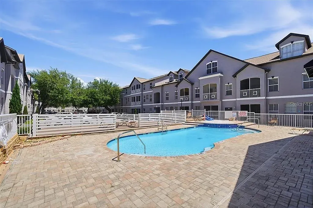 3 bed, 3.5 bath, 2075 sqft, $1,000 — Photo 1