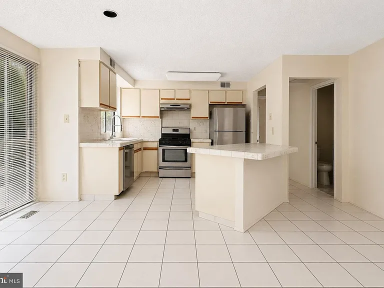 83 Sayre Dr — Photo 8