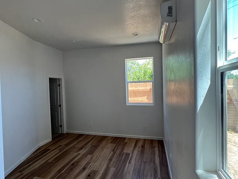 624 Richmond Dr NE — Photo 3