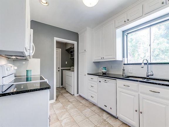3rd image of 305 Dover Dr