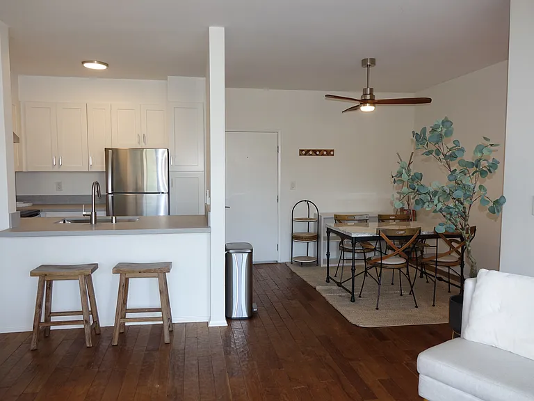 Breakfast Bar & Dining Area with Ceiling Fan