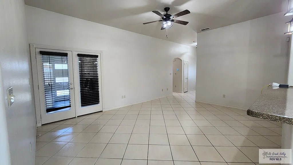 4 bed, 3.0 bath, 1978 sqft, $2,100 — Photo 4