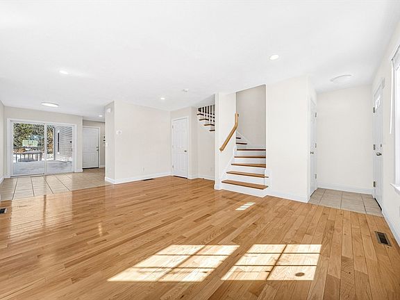 4th image of 132 Howe St APT B