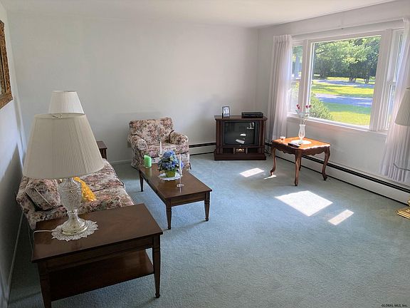 4th image of 51 Manchester Dr