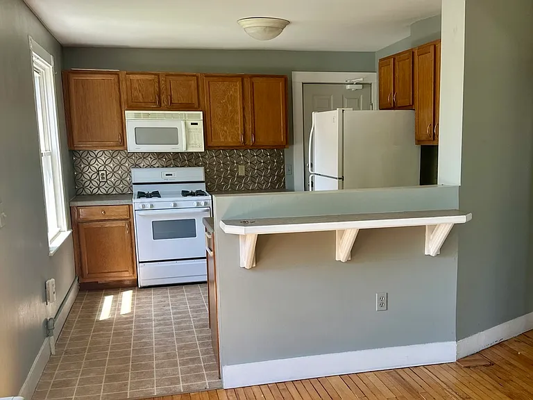 28 Saint George St #3 — Photo 1