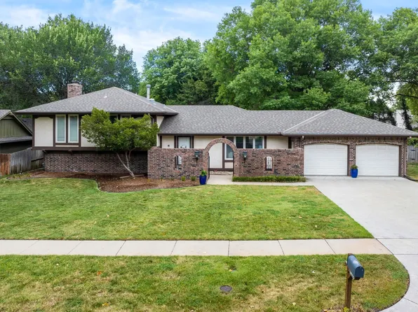 8300 E Brookhollow Ln, Wichita, KS 67206