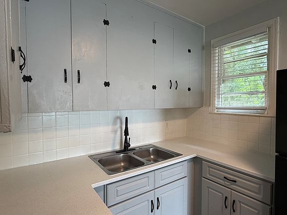 3rd image of 2302 Mitchell Pl