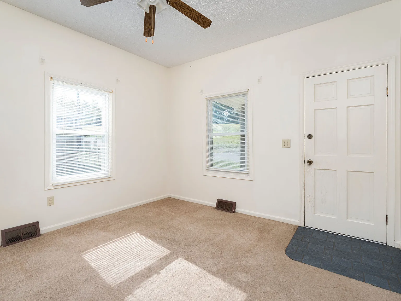 2 bed, 851 sqft, $1,350 — Photo 3