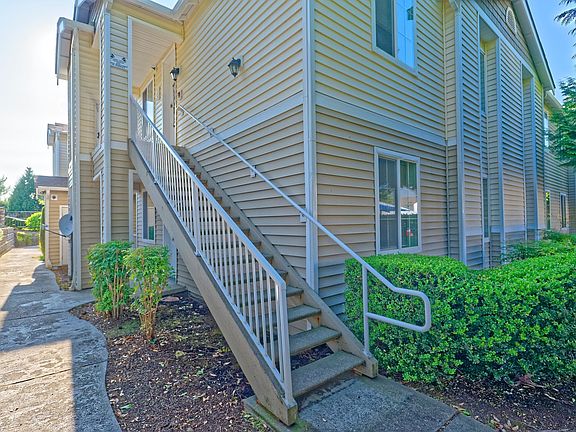 3rd image of 10016 186th Pl E Unit 106