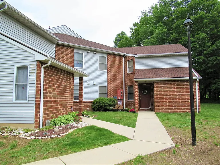 701 Heritage Hls — Photo 2