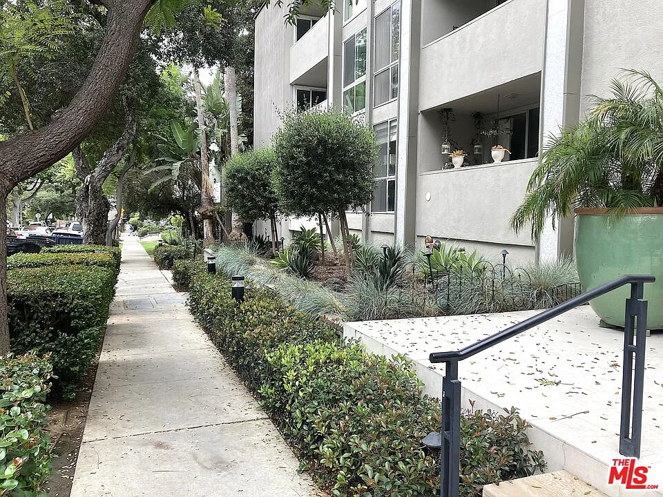2 bed, 2.0 bath, 1417 sqft, $5,750 — Photo 3