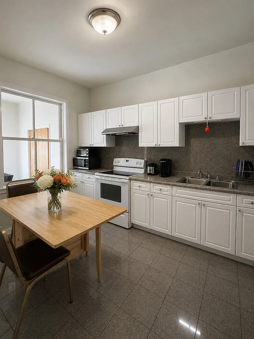 3 bed, 2500 sqft, $2,600 — Photo 2