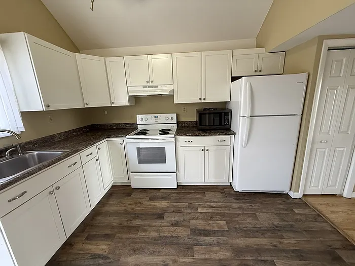 2 bed, 1.0 bath, 800 sqft, $1,650 — Photo 2