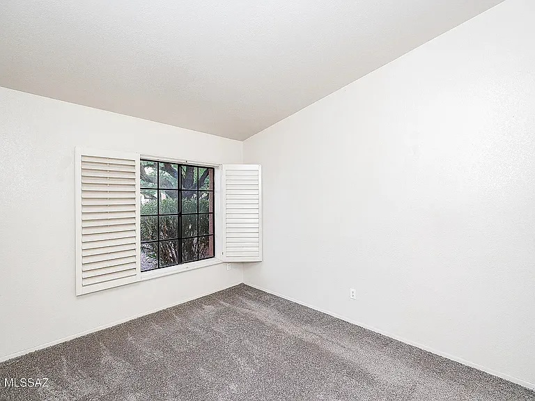5640 N Placita Favorita — Photo 9