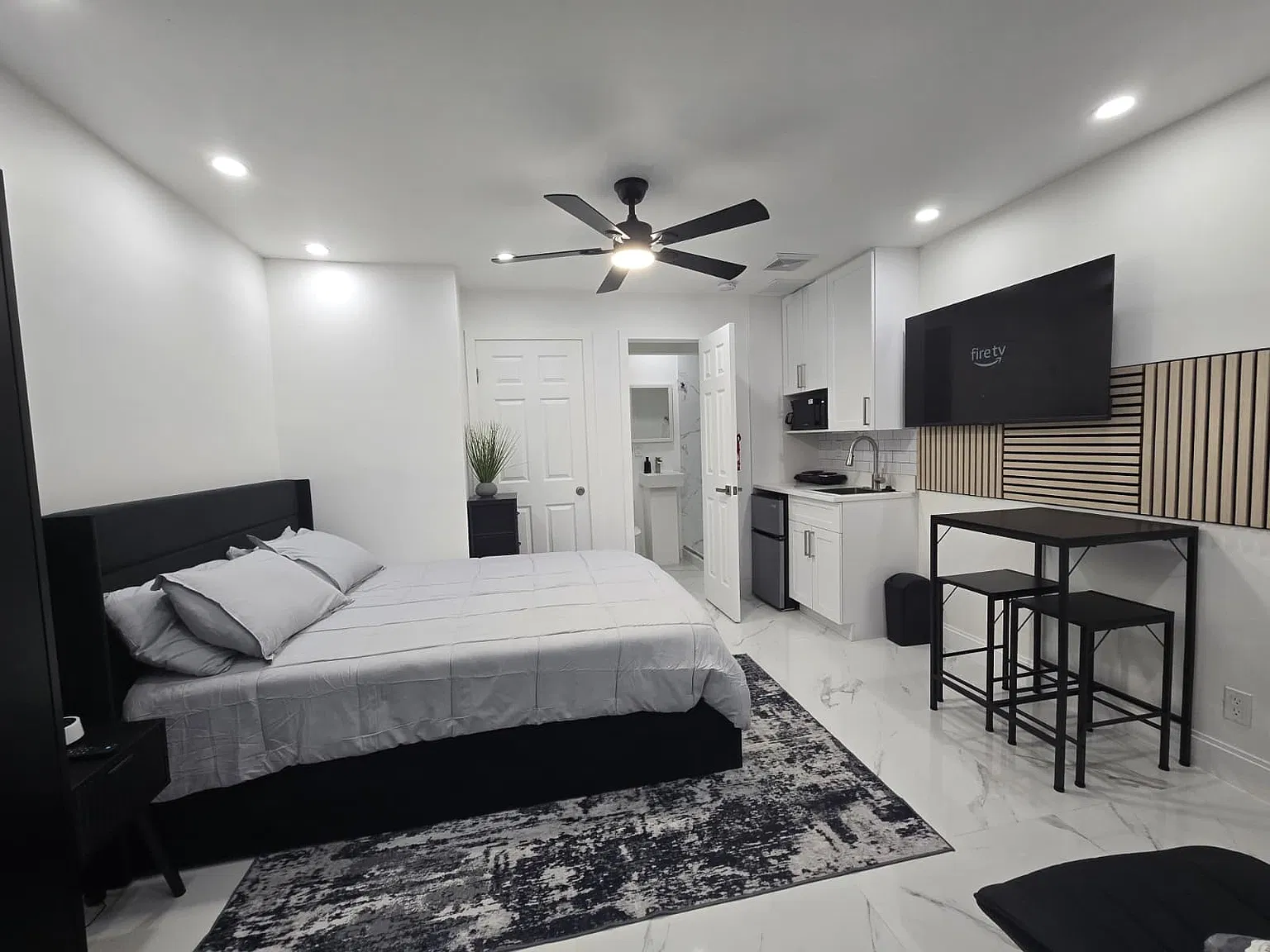 5 bed, 3030 sqft, $2,200 — Photo 2