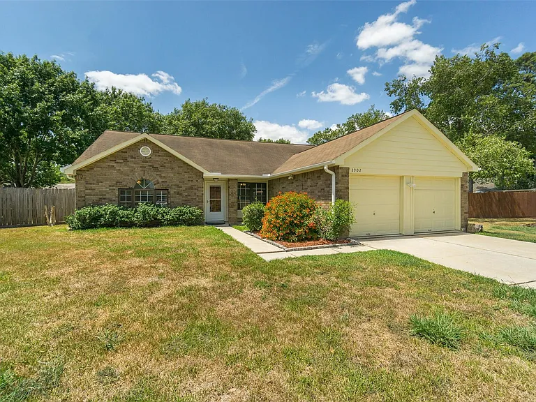 2902 Laurelridge Dr — Photo 2