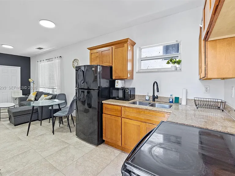 417 NE 26th St #5 — Photo 5