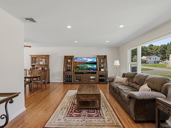 3rd image of 53 Greenwood Lane