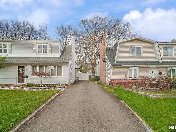 3rd image of 907 Spring Valley Rd